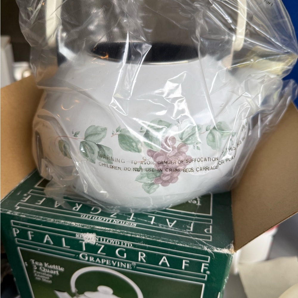 Pfaltzgraff Grapevine White Tea Kettle Discontinued NIB - Picture 5 of 7
